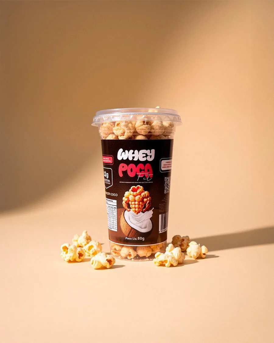 Copo de Wheypoca Coco com pipocas ao redor